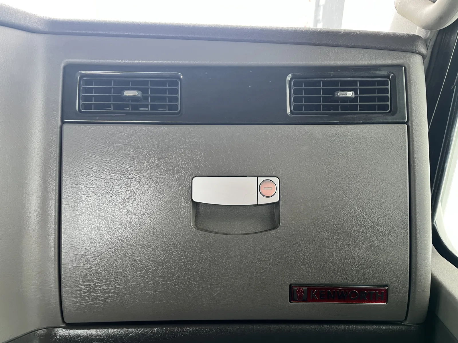 2010 Kenworth T800 - image 19