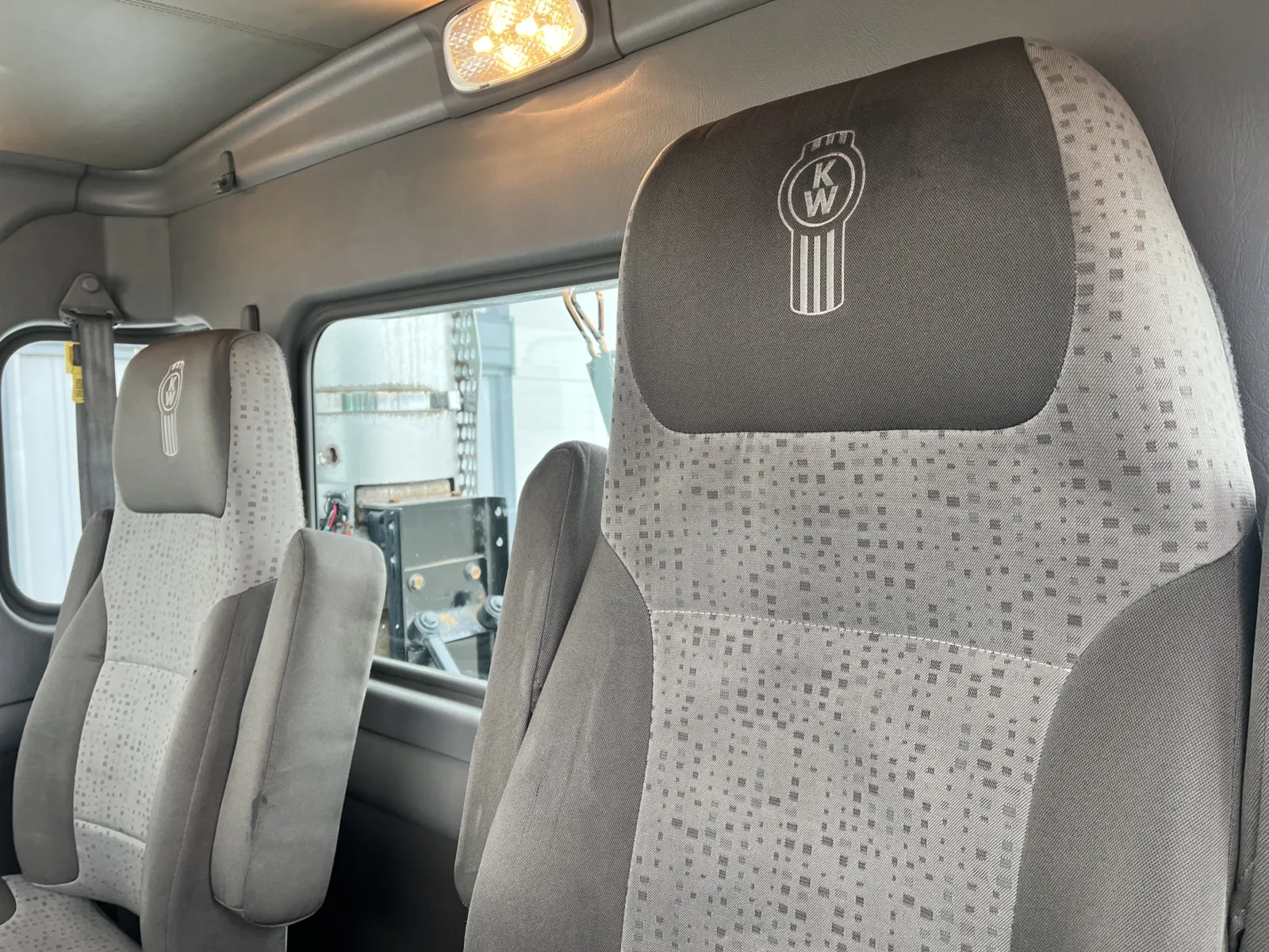 2010 Kenworth T800 - image 20