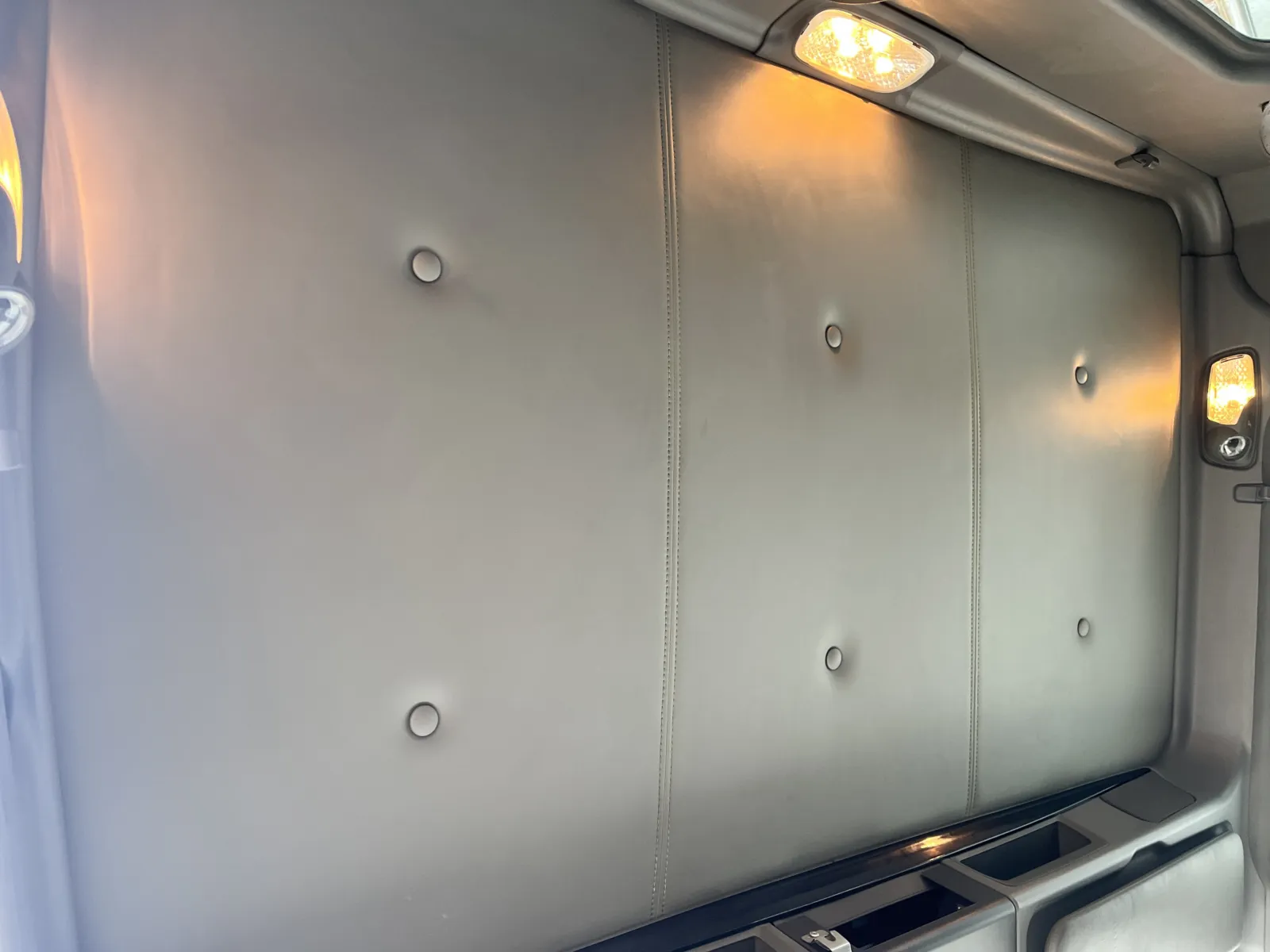 2010 Kenworth T800 - image 21