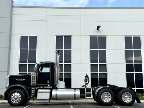 More photos of 2020 PETERBILT 389 at Forge Truck Centers - Illinois, IL