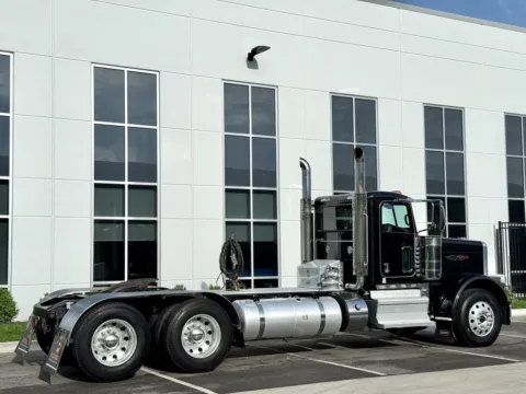 More photos of 2020 PETERBILT 389 at Forge Truck Centers - Illinois, IL