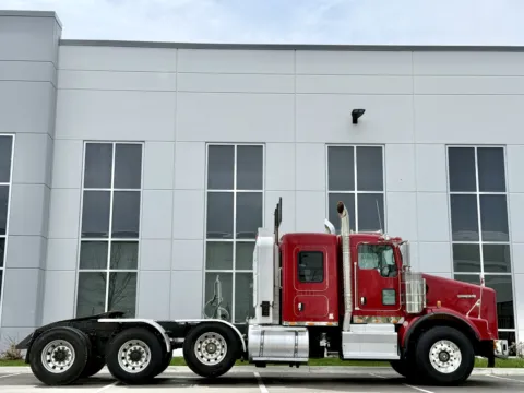 Another view of 2014 KENWORTH T800 for sale in New Lenox, IL at Forge Truck Centers - Illinois