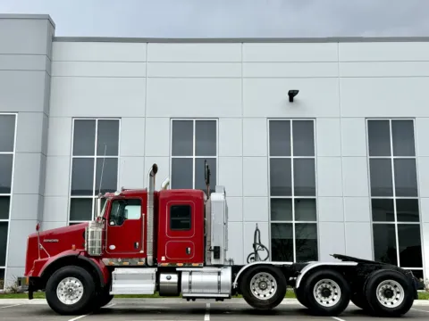 More photos of 2014 KENWORTH T800 at Forge Truck Centers - Illinois, IL