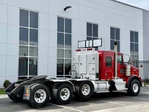 More photos of 2014 KENWORTH T800 at Forge Truck Centers - Illinois, IL