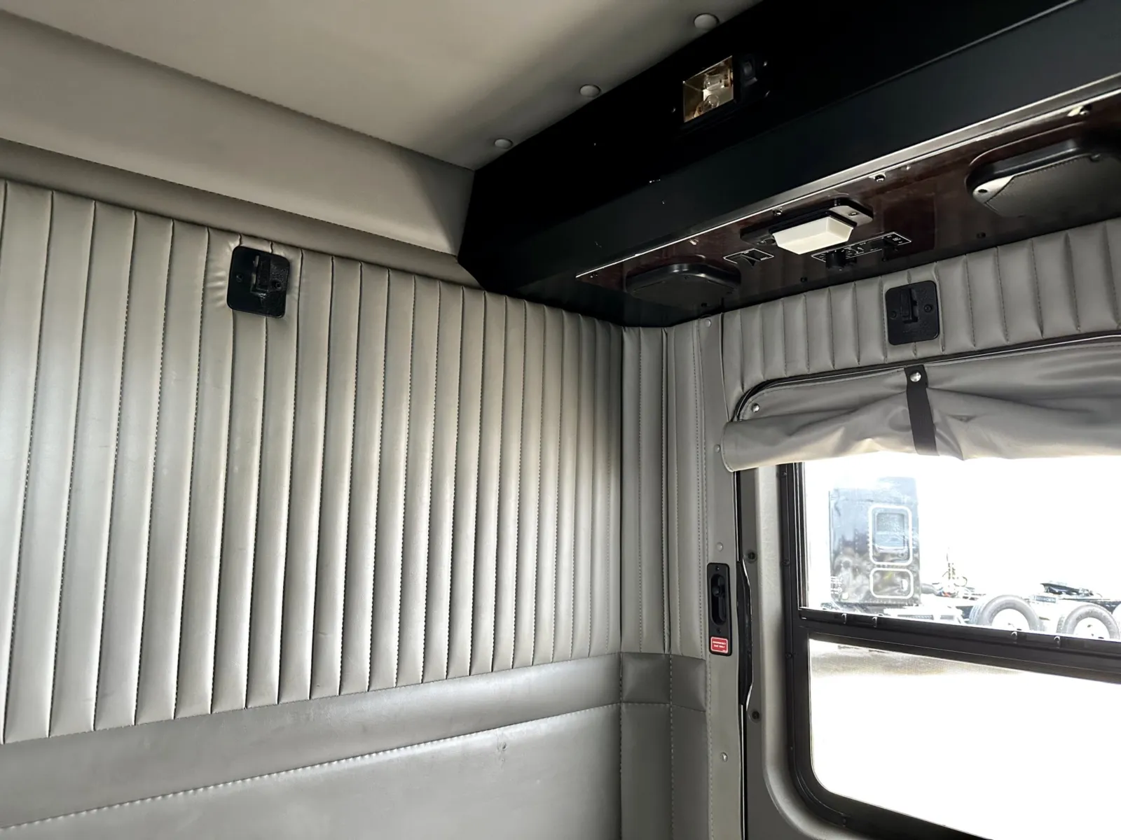 2014 Kenworth T800 - image 22