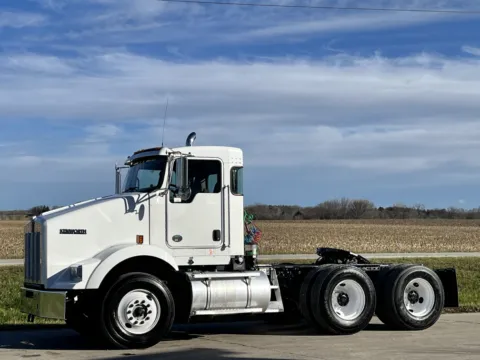 Photos of 2011 KENWORTH T800 for sale in New Lenox, IL at Forge Truck Centers - Illinois
