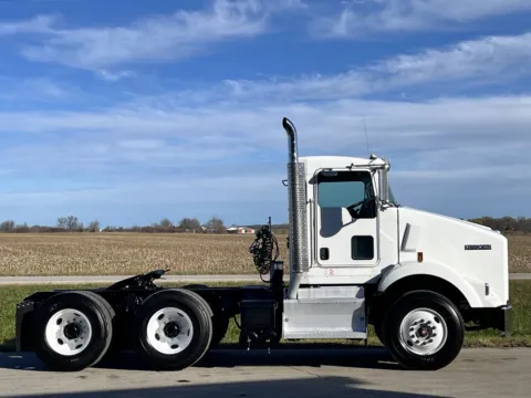Another view of 2011 KENWORTH T800 for sale in New Lenox, IL at Forge Truck Centers - Illinois