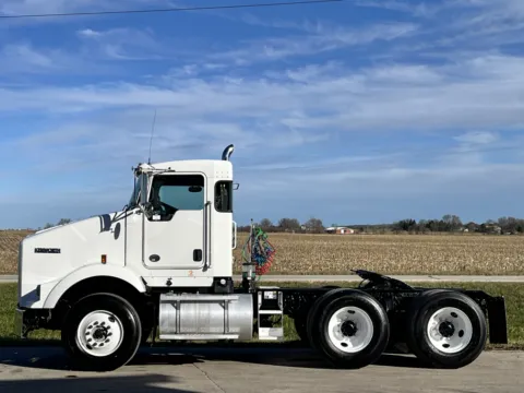 More photos of 2011 KENWORTH T800 at Forge Truck Centers - Illinois, IL