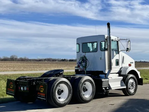 More photos of 2011 KENWORTH T800 at Forge Truck Centers - Illinois, IL