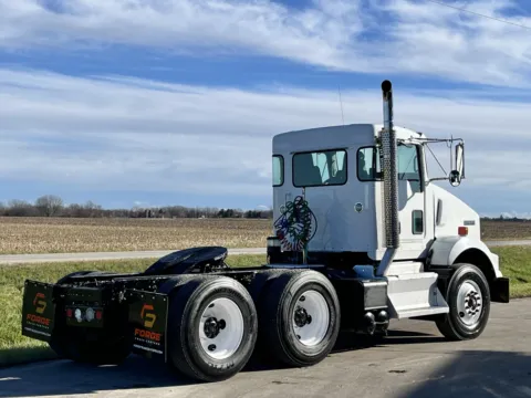 More photos of 2011 KENWORTH T800 at Forge Truck Centers - Illinois, IL