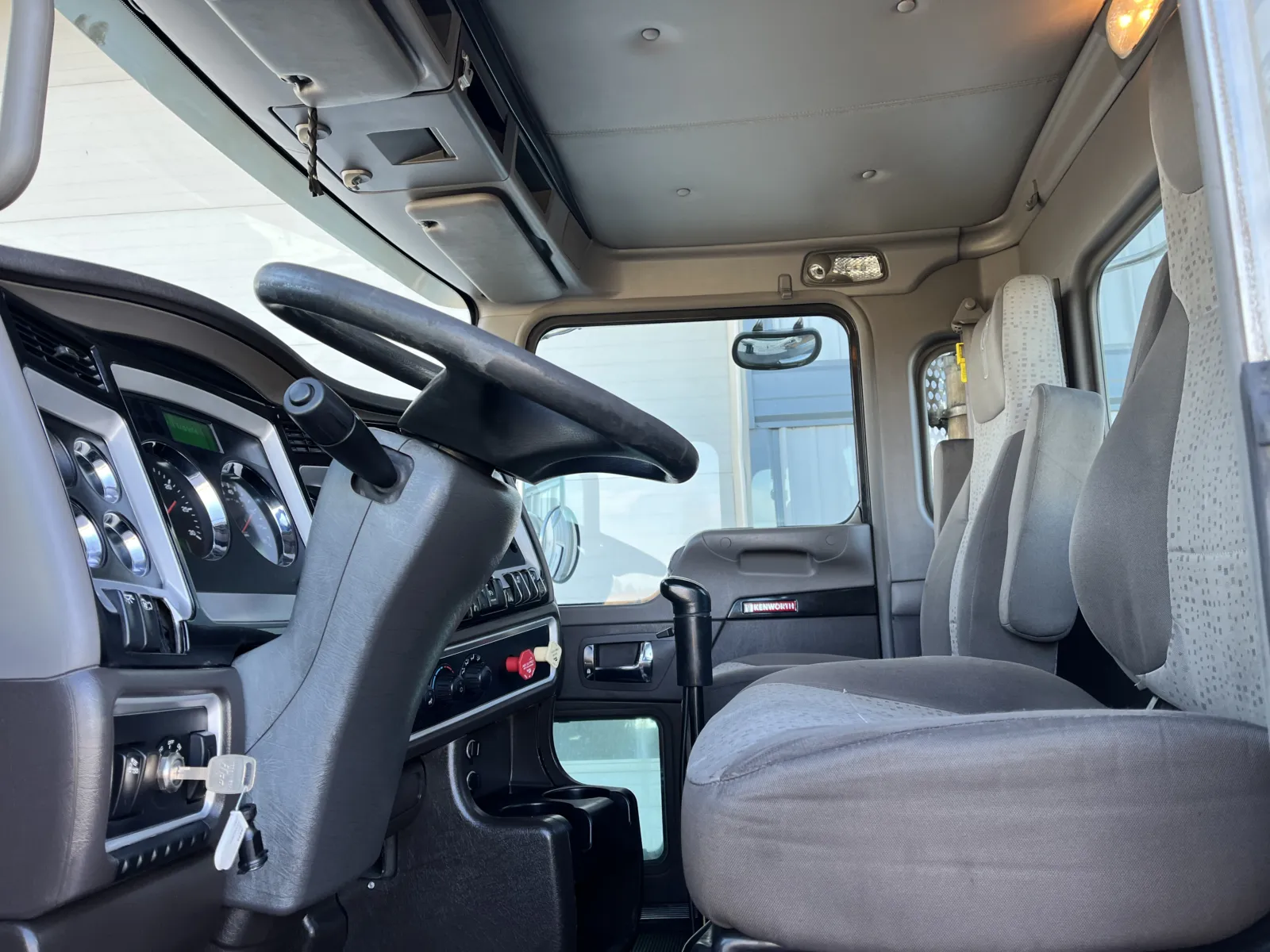 2011 Kenworth T800 - image 14