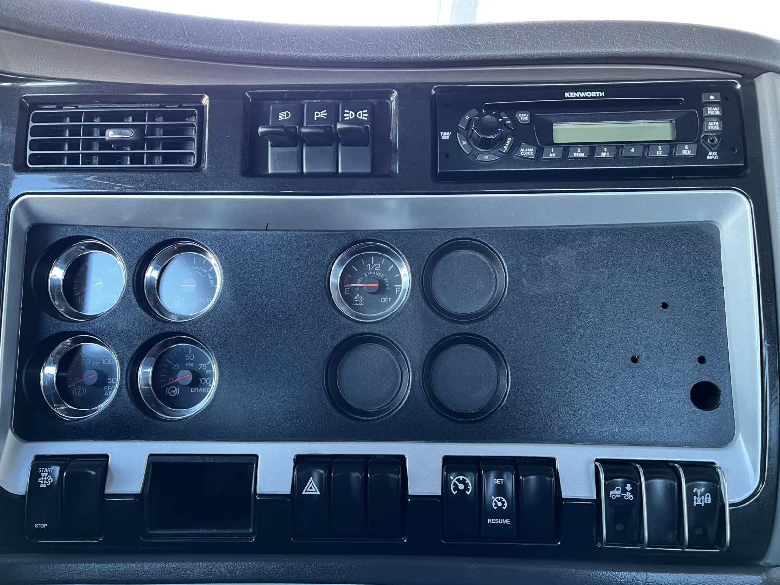 2011 Kenworth T800 - image 18