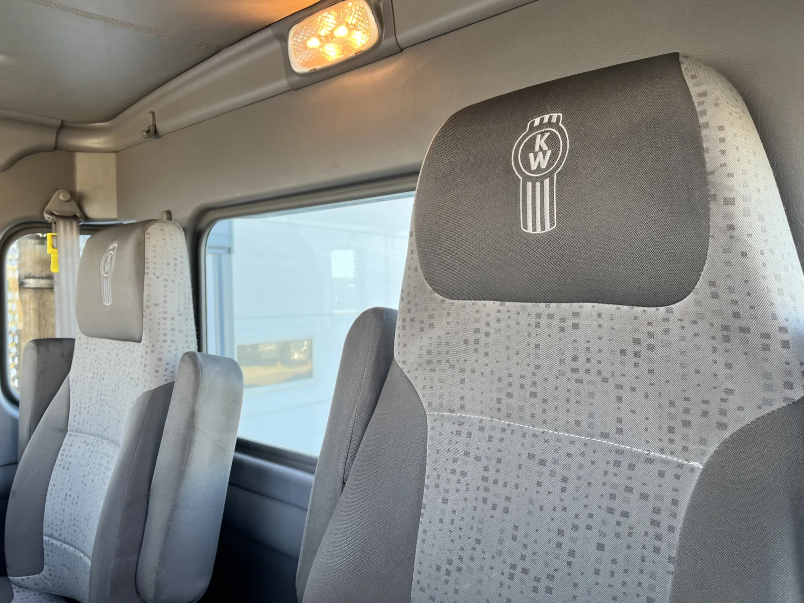 2011 Kenworth T800 - image 20