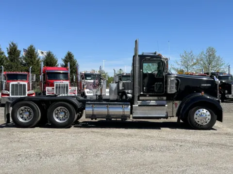 Another view of 2011 KENWORTH W900 for sale in New Lenox, IL at Forge Truck Centers - Illinois