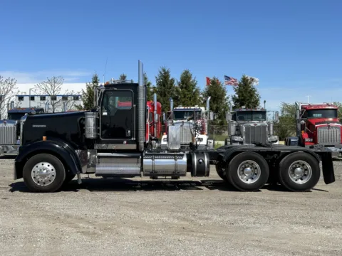 More photos of 2011 KENWORTH W900 at Forge Truck Centers - Illinois, IL