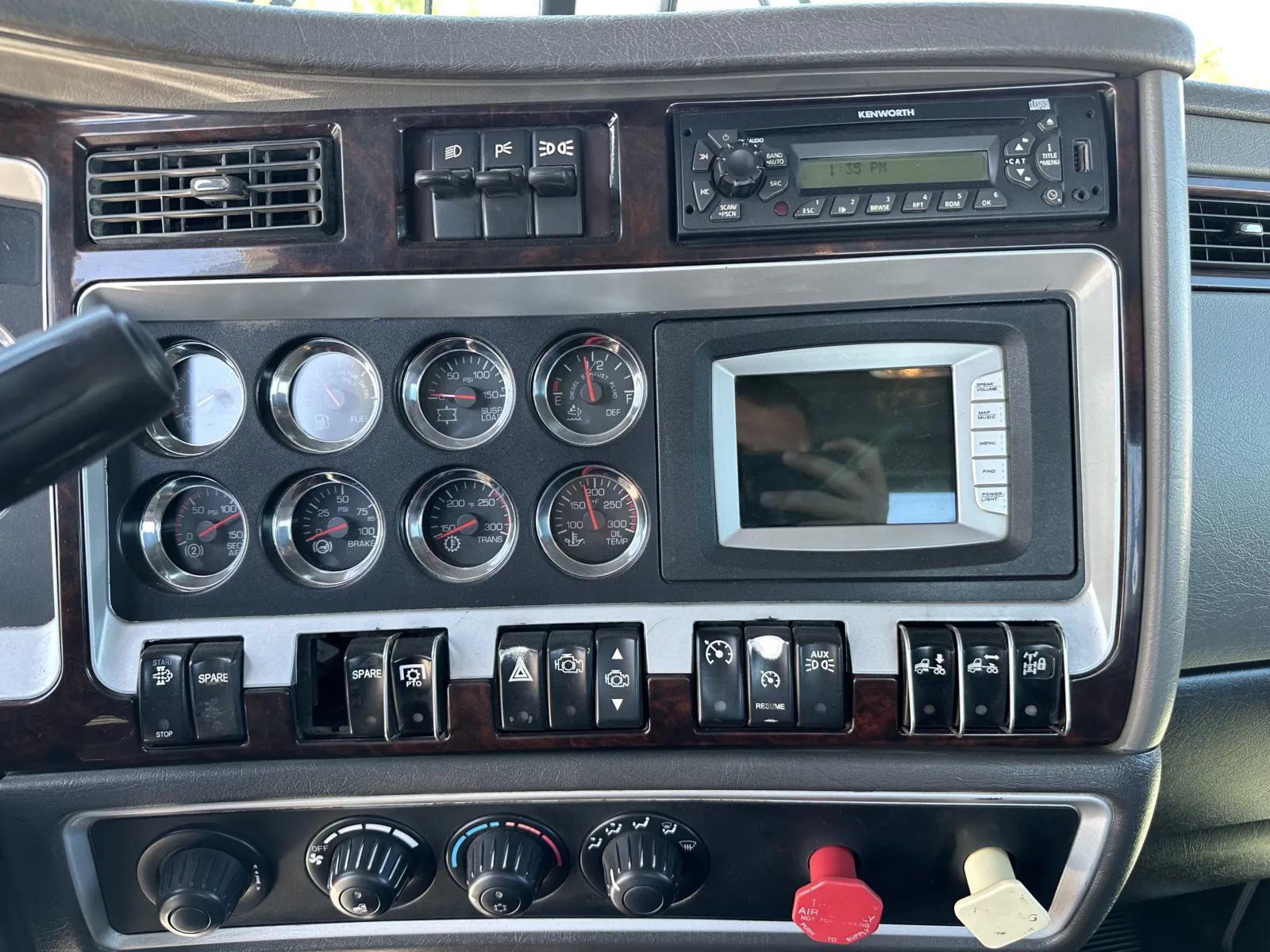 2011 Kenworth W900 - image 18