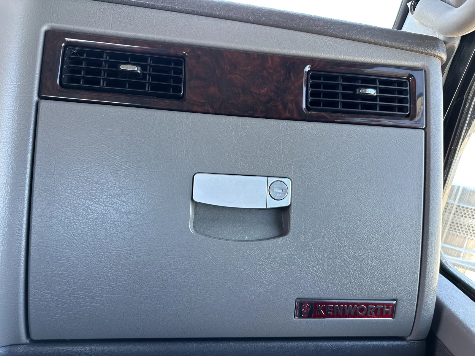 2011 Kenworth W900 - image 19