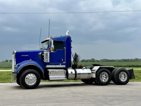 Photos of 2018 KENWORTH W900 for sale in New Lenox, IL at Forge Truck Centers - Illinois
