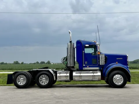 Another view of 2018 KENWORTH W900 for sale in New Lenox, IL at Forge Truck Centers - Illinois