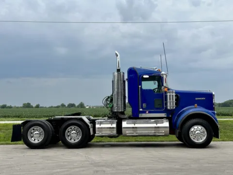 Another view of 2018 KENWORTH W900 for sale in New Lenox, IL at Forge Truck Centers - Illinois