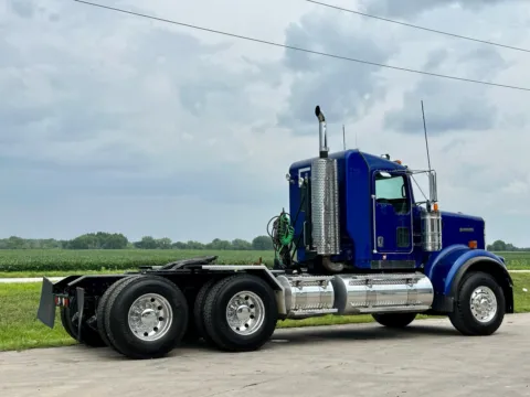 More photos of 2018 KENWORTH W900 at Forge Truck Centers - Illinois, IL