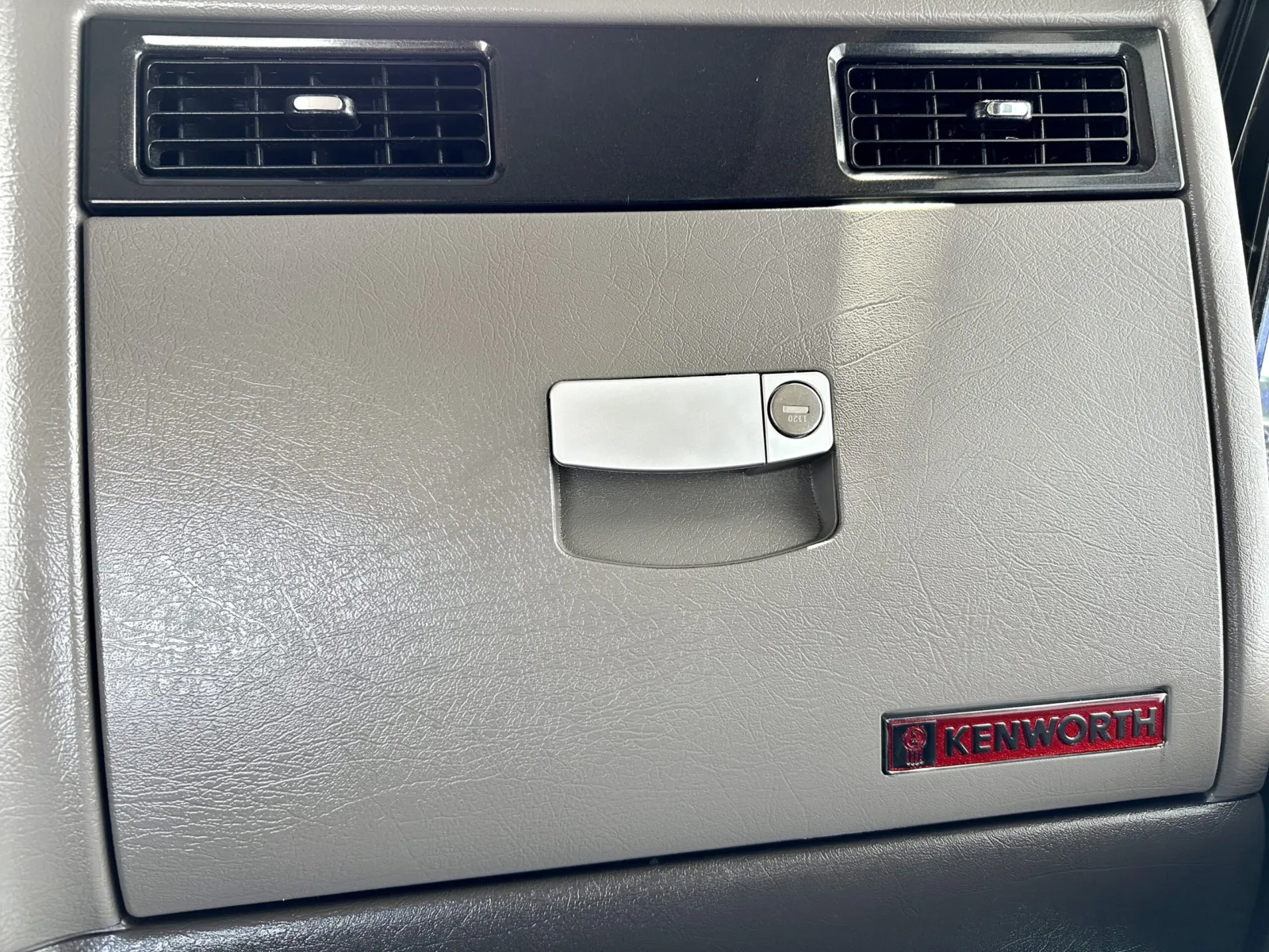 2018 Kenworth W900 - image 19