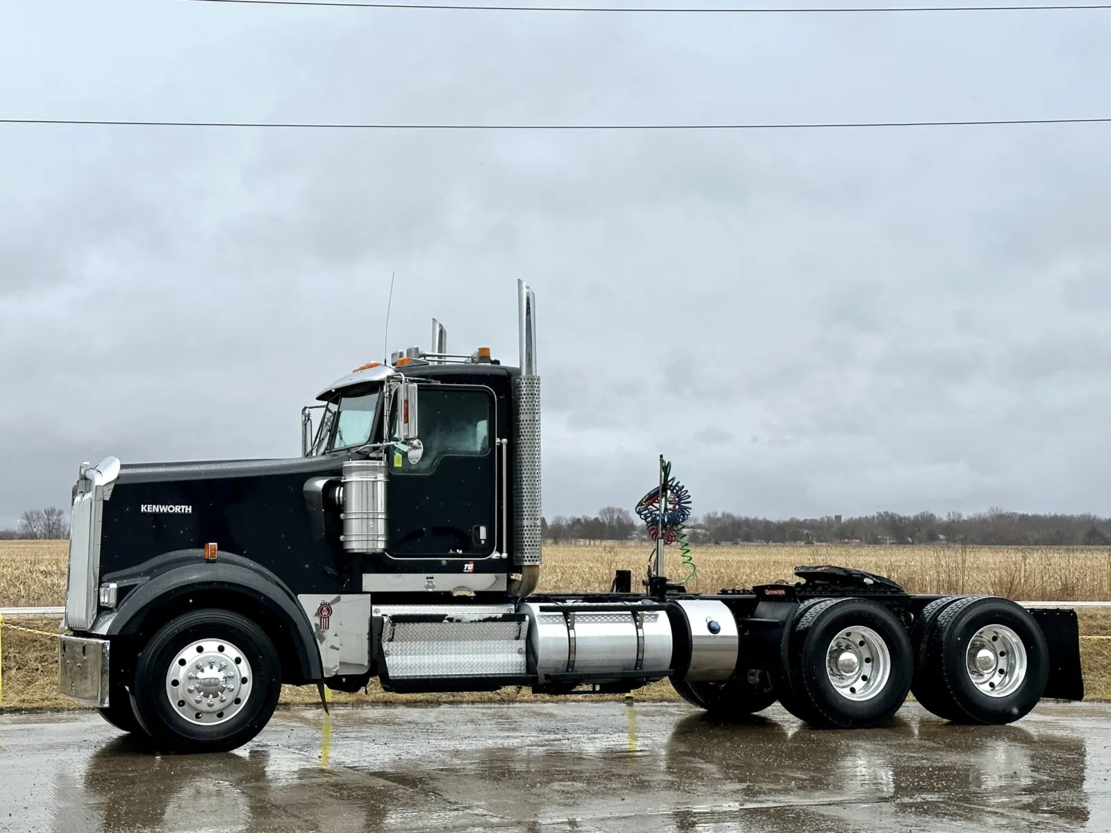 2011 Kenworth W900 - image 2