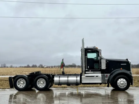 Another view of 2011 KENWORTH W900 for sale in New Lenox, IL at Forge Truck Centers - Illinois