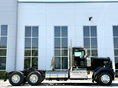 Another view of 2011 KENWORTH W900 for sale in New Lenox, IL at Forge Truck Centers - Illinois