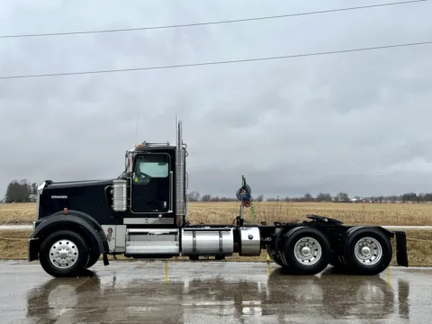 More photos of 2011 KENWORTH W900 at Forge Truck Centers - Illinois, IL