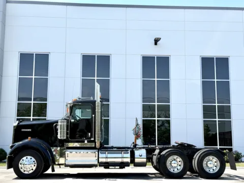 More photos of 2011 KENWORTH W900 at Forge Truck Centers - Illinois, IL