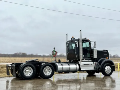 More photos of 2011 KENWORTH W900 at Forge Truck Centers - Illinois, IL