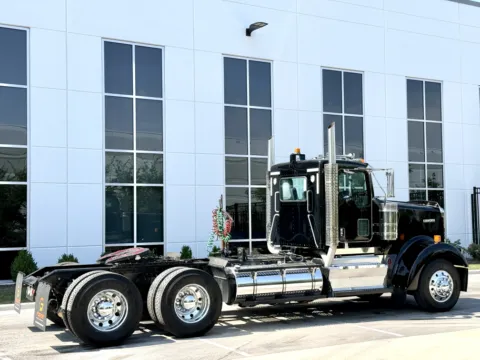 More photos of 2011 KENWORTH W900 at Forge Truck Centers - Illinois, IL