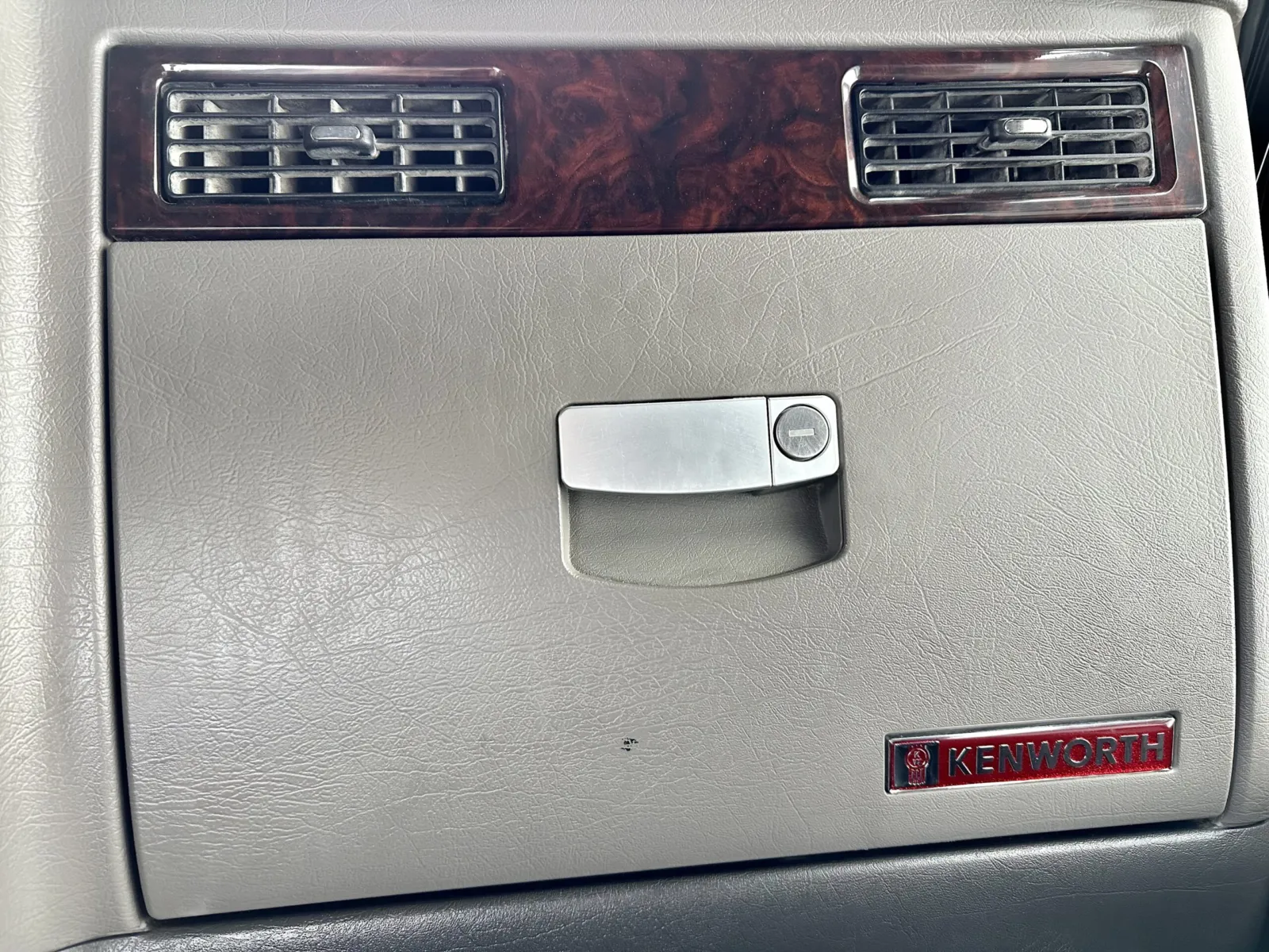 2011 Kenworth W900 - image 18