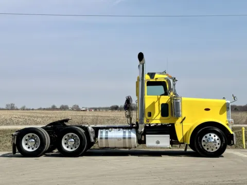 More photos of 2014 PETERBILT 389 at Forge Truck Centers - Illinois, IL