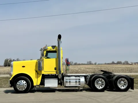 More photos of 2014 PETERBILT 389 at Forge Truck Centers - Illinois, IL
