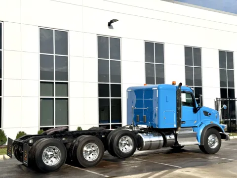 More photos of 2016 PETERBILT 567 at Forge Truck Centers - Illinois, IL