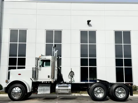 More photos of 2014 PETERBILT 388 at Forge Truck Centers - Illinois, IL