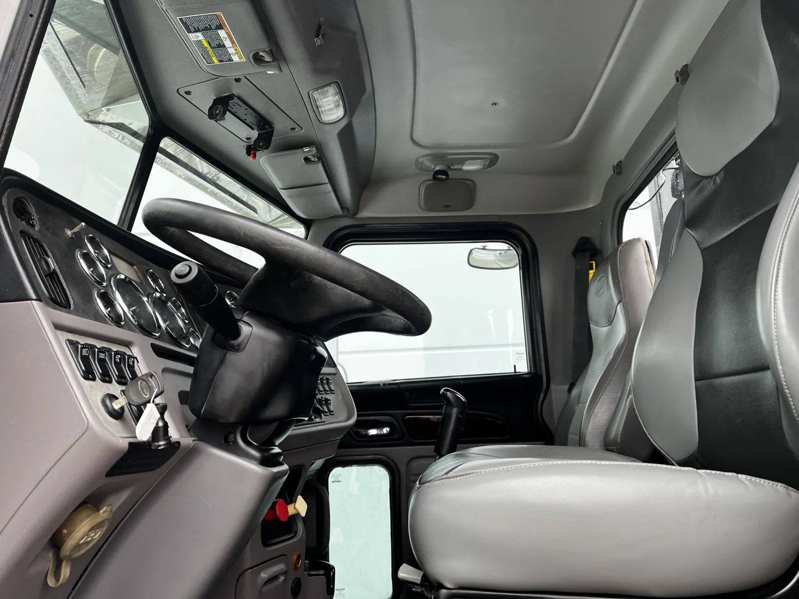 2014 Peterbilt - image 14