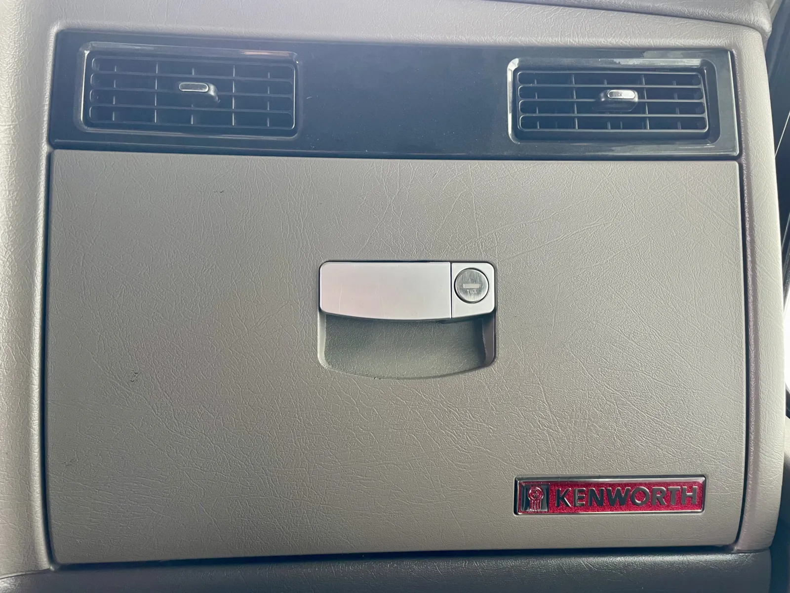 2014 Kenworth T800 - image 19