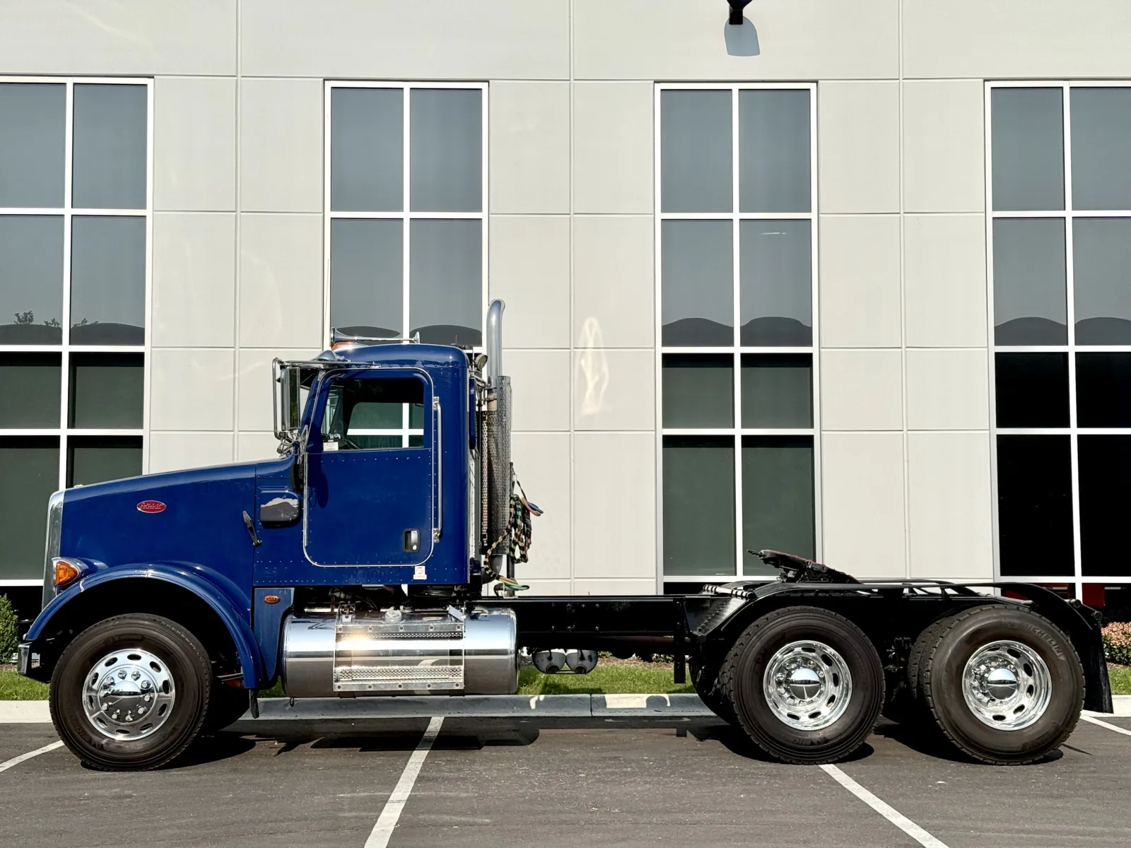 2016 Peterbilt 365 - image 4