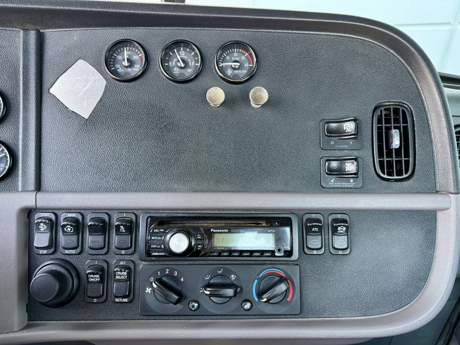 2016 Peterbilt 365 - image 18