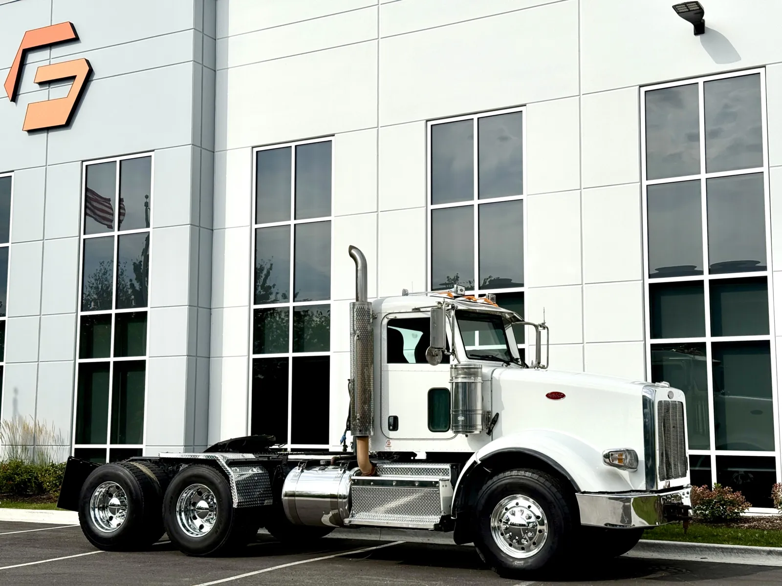 2015 Peterbilt - image 2