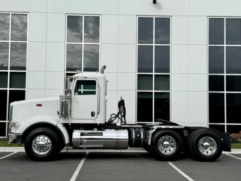 More photos of 2015 PETERBILT 367 at Forge Truck Centers - Illinois, IL