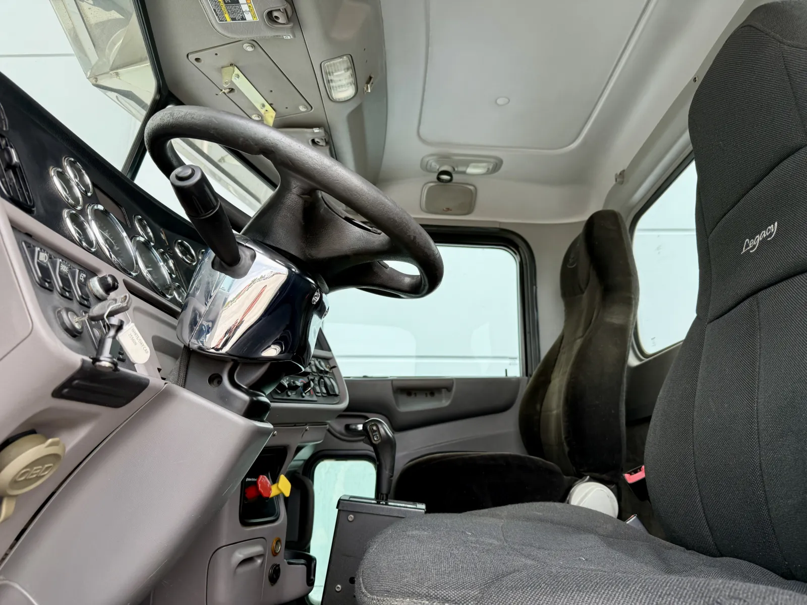 2015 Peterbilt - image 14