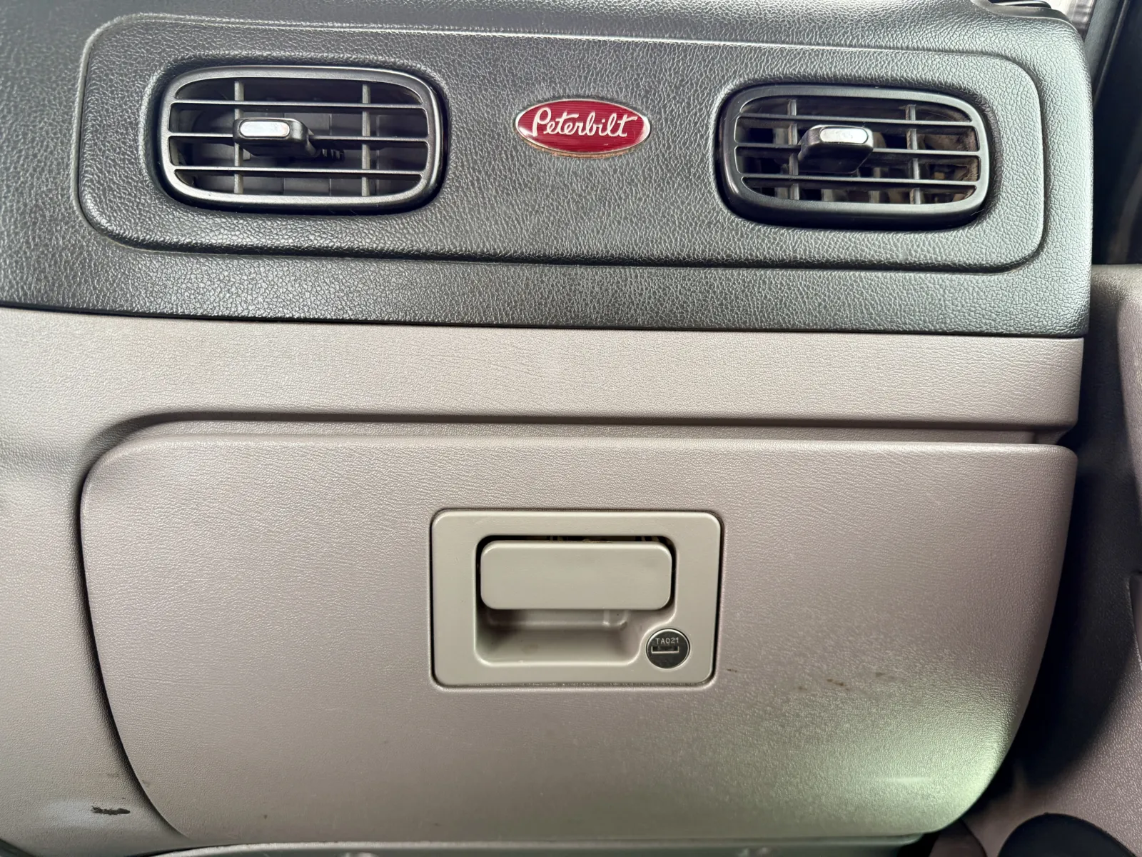 2015 Peterbilt - image 19