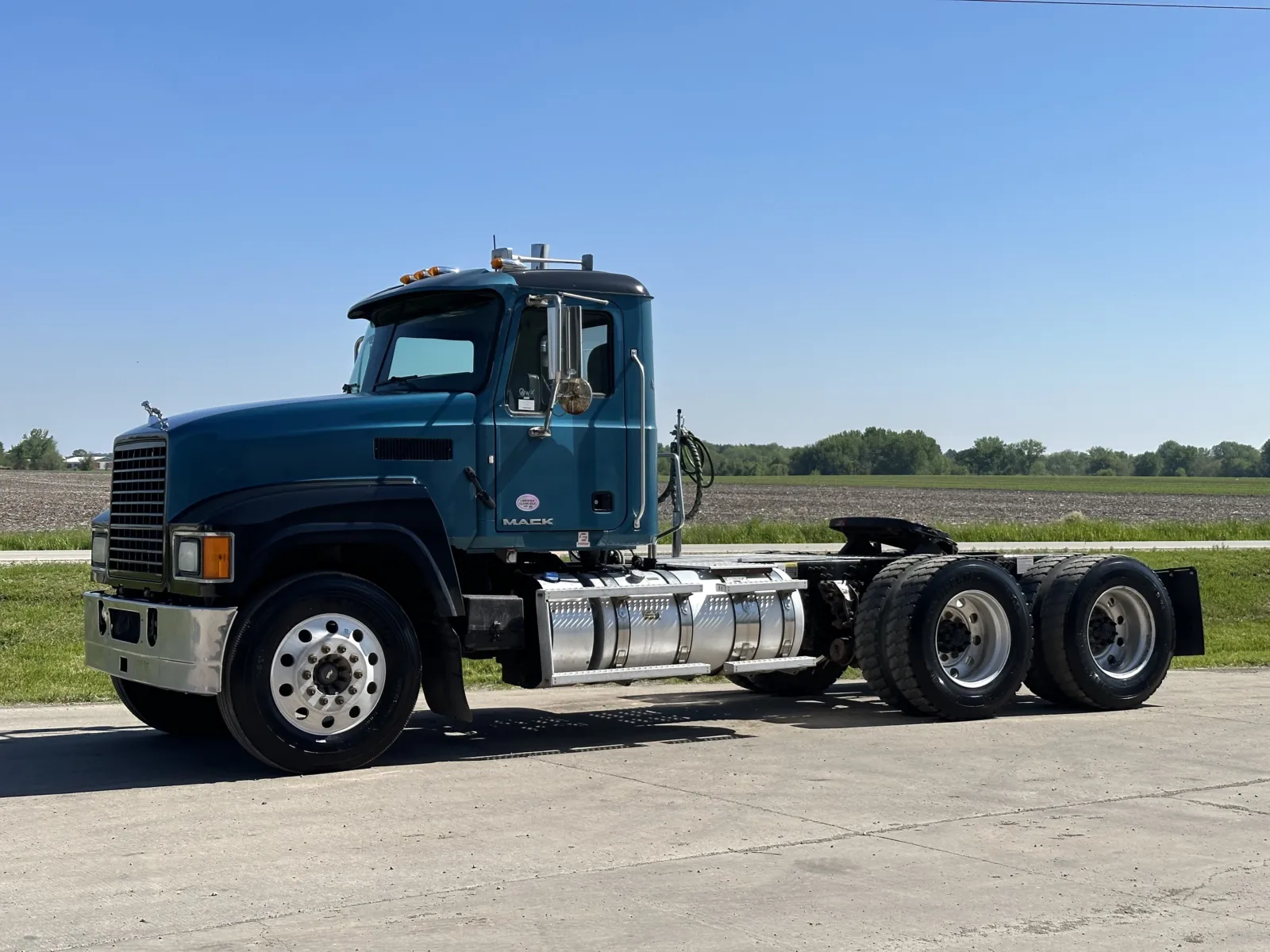 2015 Mack - image 2