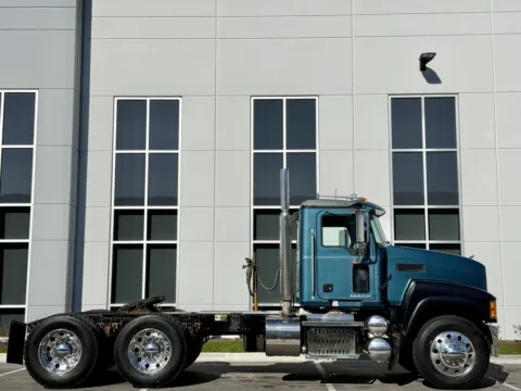 Another view of 2015 MACK PINNACLE CHU613 for sale in New Lenox, IL at Forge Truck Centers - Illinois