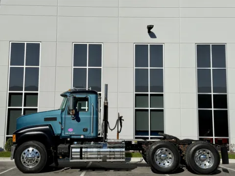 More photos of 2015 MACK PINNACLE CHU613 at Forge Truck Centers - Illinois, IL
