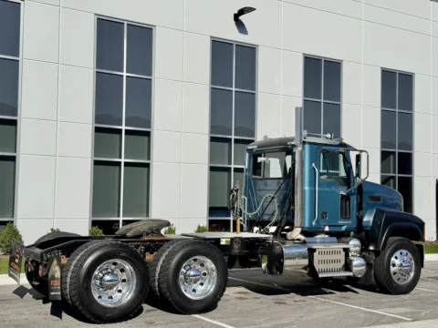 More photos of 2015 MACK PINNACLE CHU613 at Forge Truck Centers - Illinois, IL